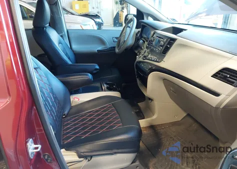 2013 Toyota Sienna Le V6 8 Passenger z USA, uszkodzony, nr VIN 5TDKK3DC6DS384409